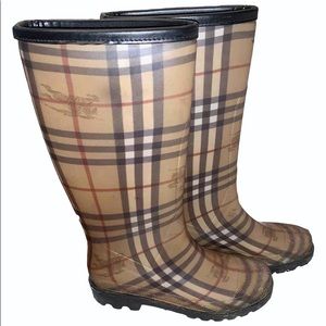 MAKE OFFER Like new burberry rain size womans 7/37